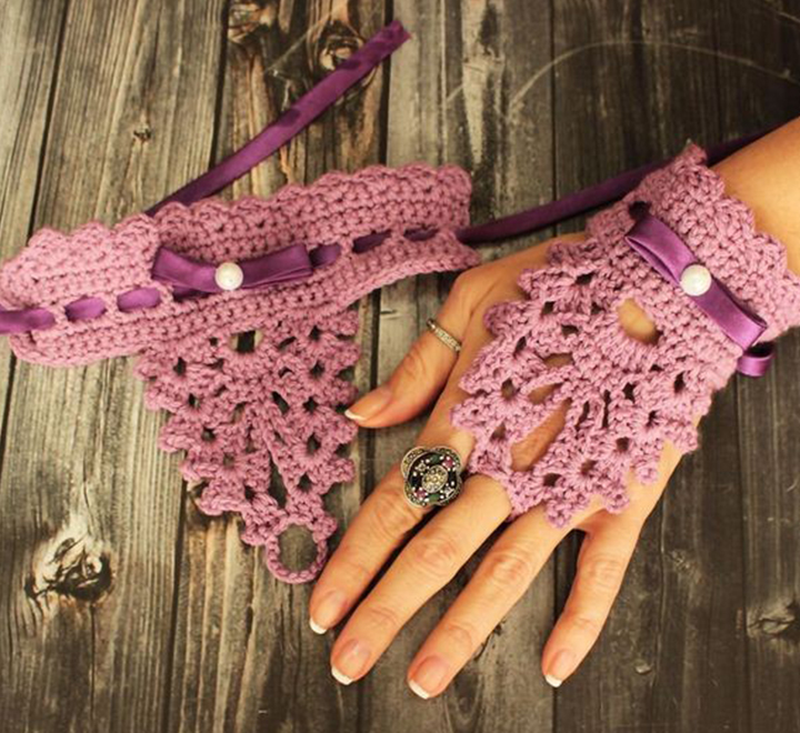 Timeless Crochet Necklace Designs to Love | Crochet jewelry patterns, Crochet  bracelet pattern, Crochet beaded bracelets